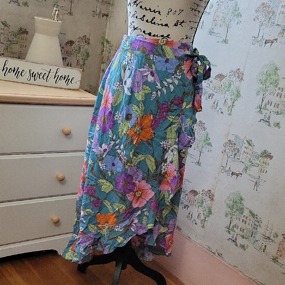 Gorgeous Floral Wrap Skirt NWT